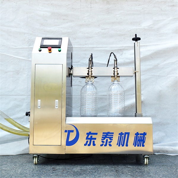 半自動(dòng)花生油灌裝機(jī).jpg 半自動(dòng)花生油灌裝機(jī).jpg